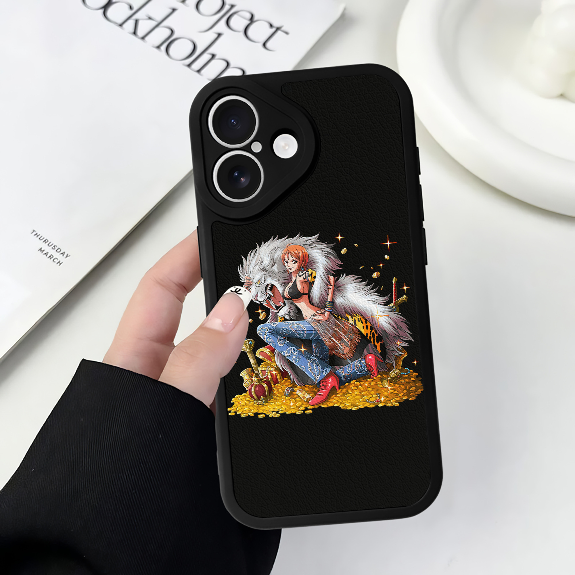 （画像用） ワンピース ナミ ONE PIECE Nami 【iPhone 16シリーズ対応】シリコンスマホケース（レザー調） 材質：シリコン